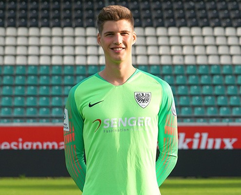 Torwart Jugendnationalspieler Marian Prinz erfolgreich mit Dr. Schlott